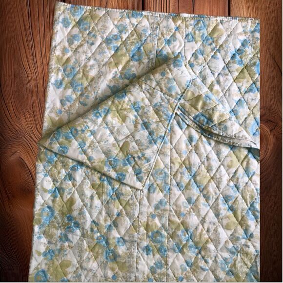 Vintage Blue Floral Bed Spread Light Wieght 106" x 92" - Picture 3 of 6